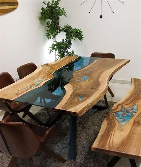 Quand la table en bois et résine fait fureur dans notre intérieur