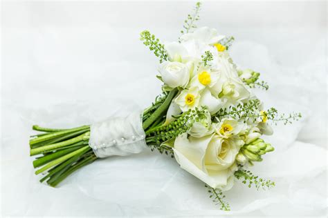 A Simple Elegant Wedding Bouquet Perfect For A Springtime Country