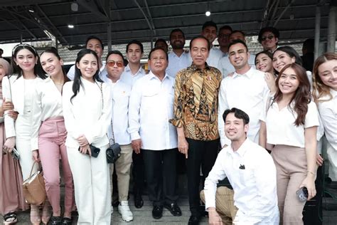 Makna Motif Batik Presiden Jokowi Saat Makan Bakso Bersama Prabowo Di Magelang Unik Tapi