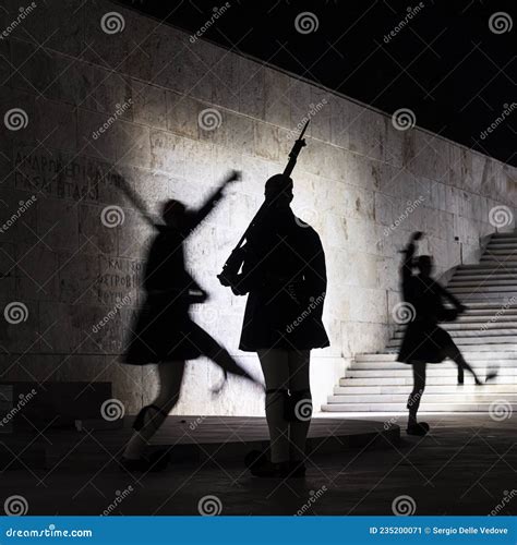 Los Soldados Evzons Al Cambio De Guardia En Atenas Grecia Foto