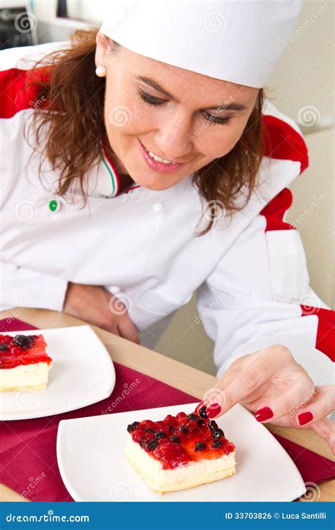 Cozinheiro Chefe Que Decora A Sobremesa Deliciosa Foto De Stock