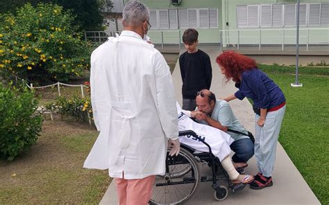 Escritora Roseana Murray encontra família em hospital onde está