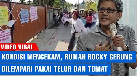 KONDISI MENCEKAM Rumah Rocky Gerung Dilempari Pakai Telur Dan Tomat