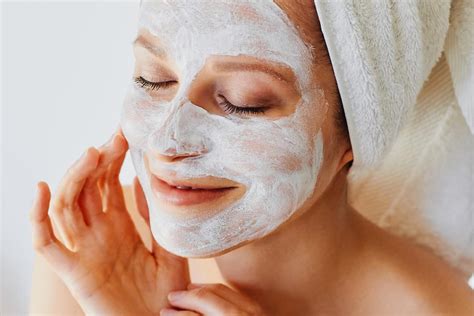 Diy White Kaolin Clay And Manuka Honey Face Mask For Sensitive Skin