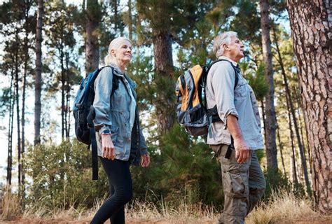 Retraite En Forêt Et Randonnée Couple D âge Mûr Avec Sac à Dos Sur La