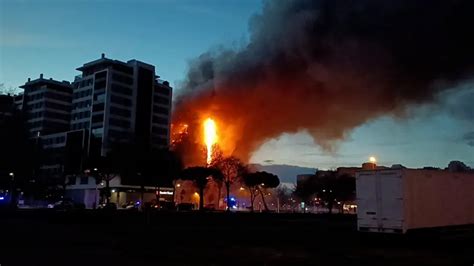 Impactantes Imágenes Del Incendio Que Devora Un Edificio En Valencia