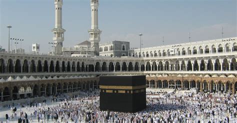 A Crowd on a Square in Mecca · Free Stock Photo