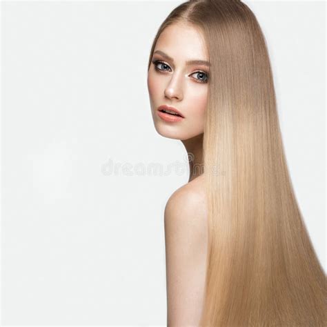Belle Fille Blonde Avec Des Cheveux Parfaitement Lisses Et Maquillage