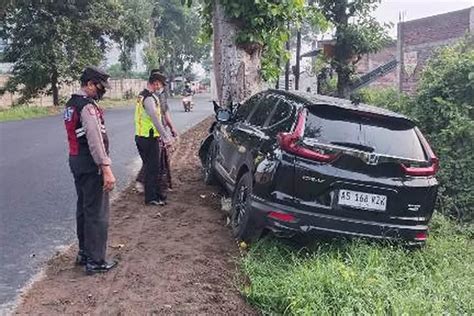 Sopir Hilang Kendali Mobil Hantam Pohon Radar Kediri