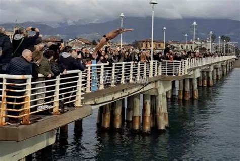 Marina Di Massa E Anche Il 2023 Inizia Col Tradizionale Tuffo Dal