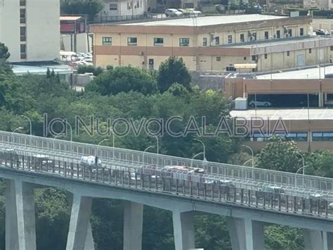 Paura A Catanzaro Scavalca Il Ponte E Minaccia Il Suicidio