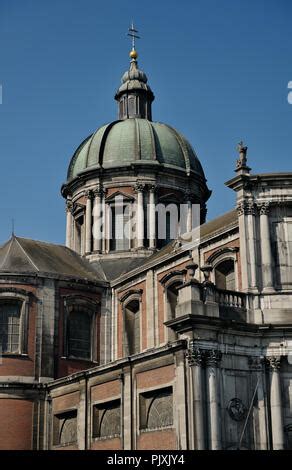 La Catedral De Saint Aubain En Namur Recibe Los Ltimos Rayos Del Sol