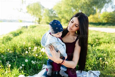 familia joven con un niño en la naturaleza 11370161 Foto de stock en