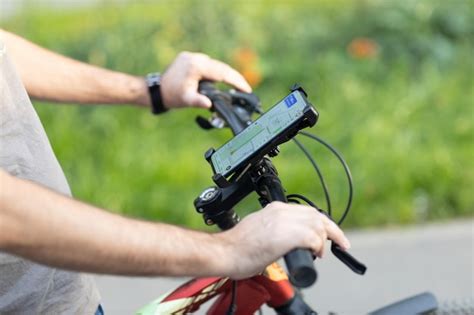 Homem Planejando Rota Usando Aplicativo De Navega O Gps No Celular Em