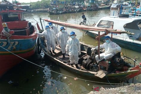 Pertamina Berdayakan Kapal Nelayan Bersihkan Sisa Ceceran Minyak Di