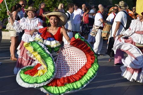 Défilé Des Nations Festival International De Folklore La Farandole