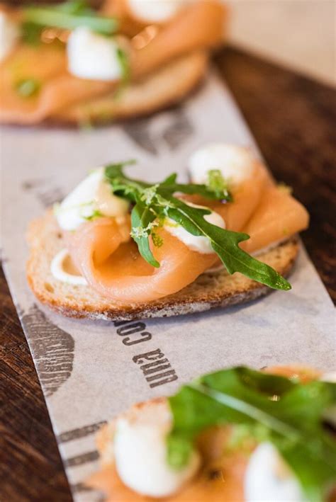 Crostini mit Räucherlachs und Rucola Bilder kaufen 12087353 StockFood