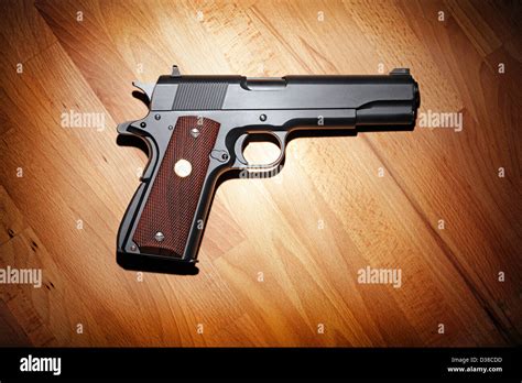 Pistole A Pistola M1911a1 Colt 45 Stockfotos Und Bilder Kaufen Alamy