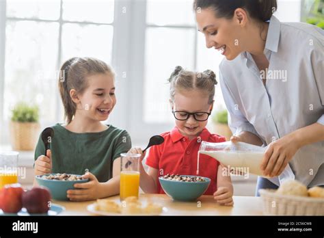 Comida Saludable En Casa Feliz Familia En La Cocina Madre E Hijos Las