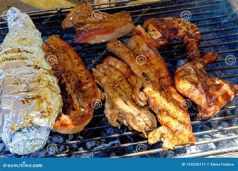 La Barbacoa De Cerdo Pollo Y Pescado Se Frita A La Parrilla En El