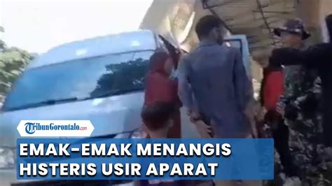 Seorang Emak Emak Menangis Histeris Usir Aparat Yang Himbau Warga