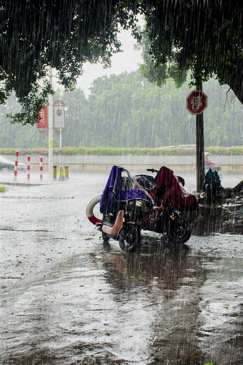 白天户外电动车在暴雨下停驻摄影图配图高清摄影大图 千库网