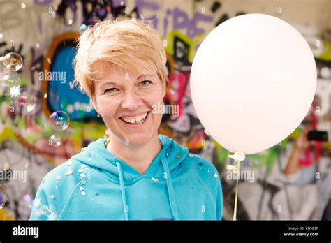 Femme blonde avec ballon et bulles de savon Banque de photographies et dimages à haute