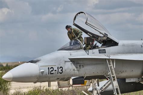 Un F 18 del Ejército rompe la barrera del sonido para interceptar un