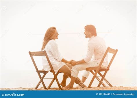 Coppia Matura Riposata In Spiaggia A Mani Nude Uomo Felice Che Tiene Per Mano E Si Guarda