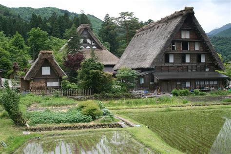 Traditional gassho-zukuri houses in Shirakawa-go, Japan | Smithsonian ...