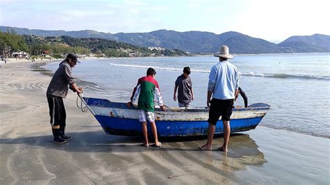 Garopaba Sc Safra Da Tainha Canoas Na Gua Peixes Nas