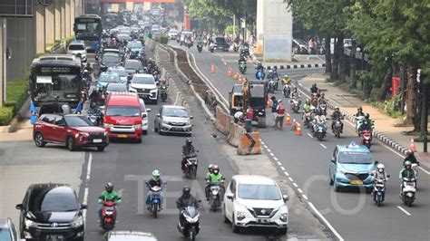 Separator Jalur Lambat Dan Cepat Di Jalan Rasuna Said Dibongkar Foto