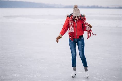 Mujer Patinando Sobre Hielo En El Lago Foto Gratis