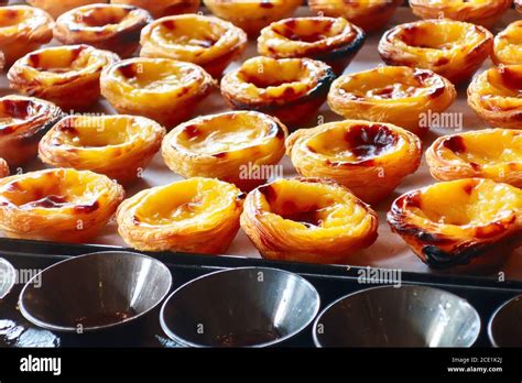 Tartas de crema portuguesa tradicional fotografías e imágenes de alta