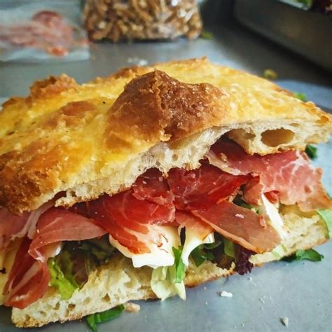 Focaccia de Jamón Crudo Serrano y Queso Brie Jamon crudo Focaccia