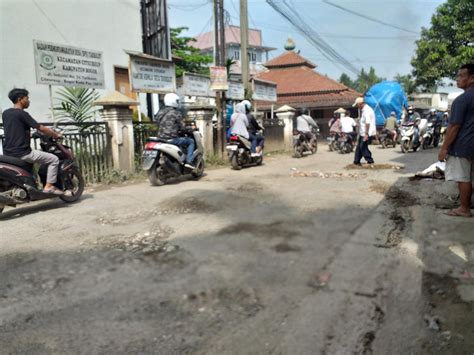 Masyarakat Keluhkan Jalan Di Depan Kantor Desa Tarikolot Rusak Parah