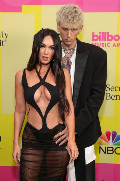 Megan Fox Y Su Novio Agitaron Los Billboard Con Besos Y Agarrones