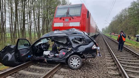 Auto Mit Voller Geschwindigkeit Von Zug Erfasst Drei Tote