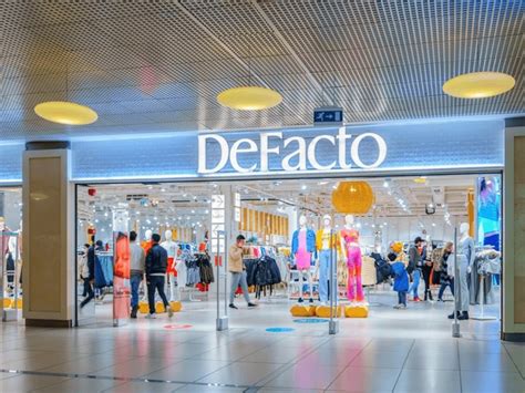 De Facto Clothes Shop Royalty-Free Images, Stock Photos & Pictures ...