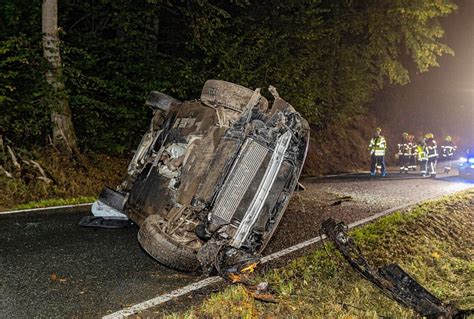 Verkehrsunfall im Vogtland Alkoholisierter Fahrer überschlägt sich in