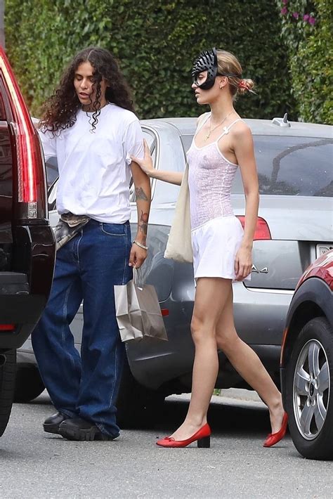 Lily Rose Depp Na Randce Z Shake W Naked Dress I Masce