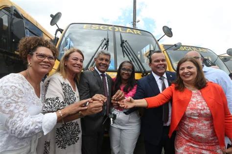 Governo Baiano Jerônimo entrega Ônibus Escolar para Vitória da