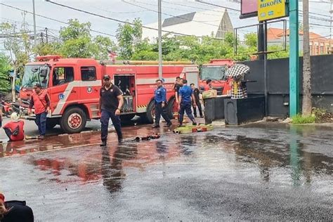 Mobil Damkar Dikerahkan Padamkan Kebakaran Resto Di Kuta Okezone News