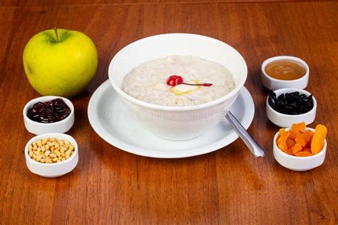 Gachas De Avena Deliciosas De La Harina De Avena Foto De Archivo