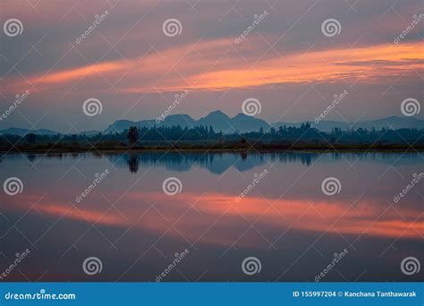 Salida Del Sol Hermosa Con El Cielo Rojo Y Reflexi N En El Lago Foto De