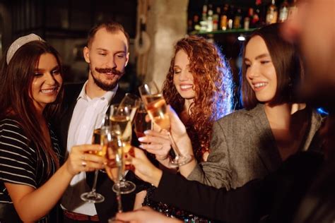 Pessoas felizes comemorando as férias de inverno junto o conceito