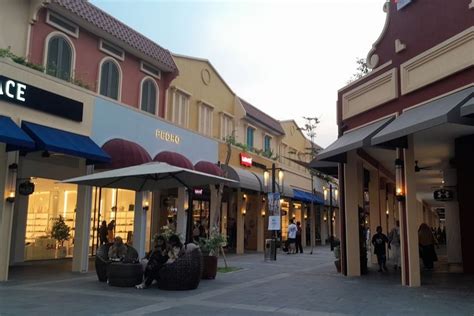 Foto Yuk Window Shopping Di Outlet Branded Pertama Di Karawang