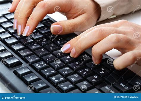 Dactilografia No Teclado Foto De Stock Imagem De Mulheres