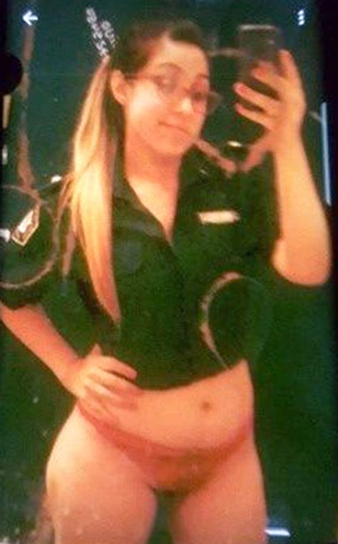 Desafectaron A Una Oficial De La Polic A Bonaerense Por Sacarse Una Foto Hot Con El Uniforme