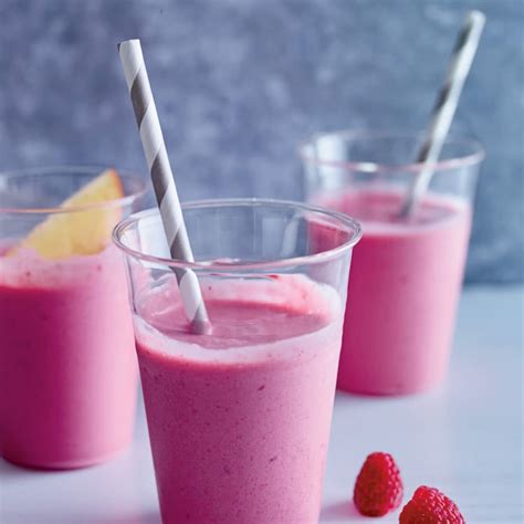 Boissons fouettées aux pêches aux framboises et au yogourt grec